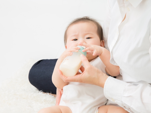 果汁？白湯？離乳食前の赤ちゃんに母乳・ミルク以外の水分は必要ですか？